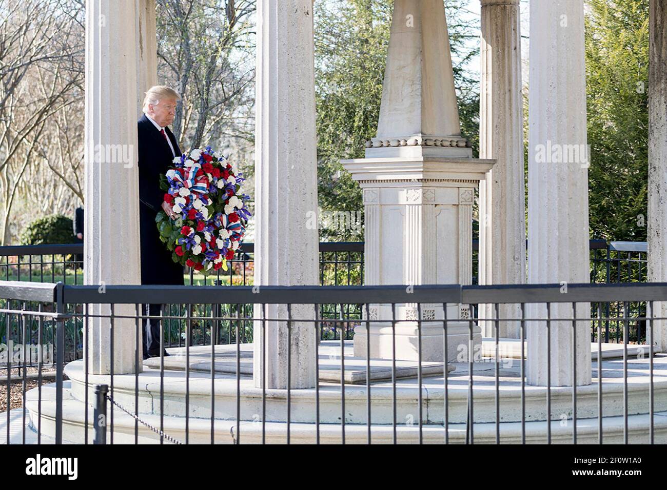 Il presidente Donald Trump depone una corona mercoledì 15 2017 marzo durante una cerimonia all'Hermitage di Andrew Jackson, nell'Hermitage Tennessee. Foto Stock