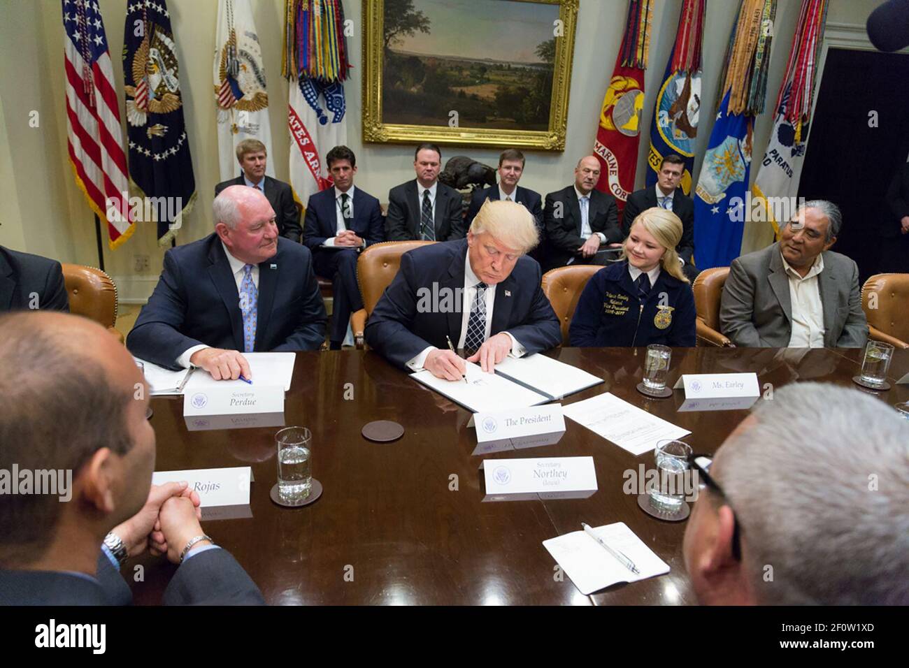 Il presidente Donald Trump firma un ordine esecutivo che promuove l'agricoltura e la prosperità rurale in America durante una tavola rotonda con gli agricoltori e i commissari agricoli nella Sala Roosevelt della Casa Bianca a Washington D.C. martedì 25 2017 aprile. Foto Stock
