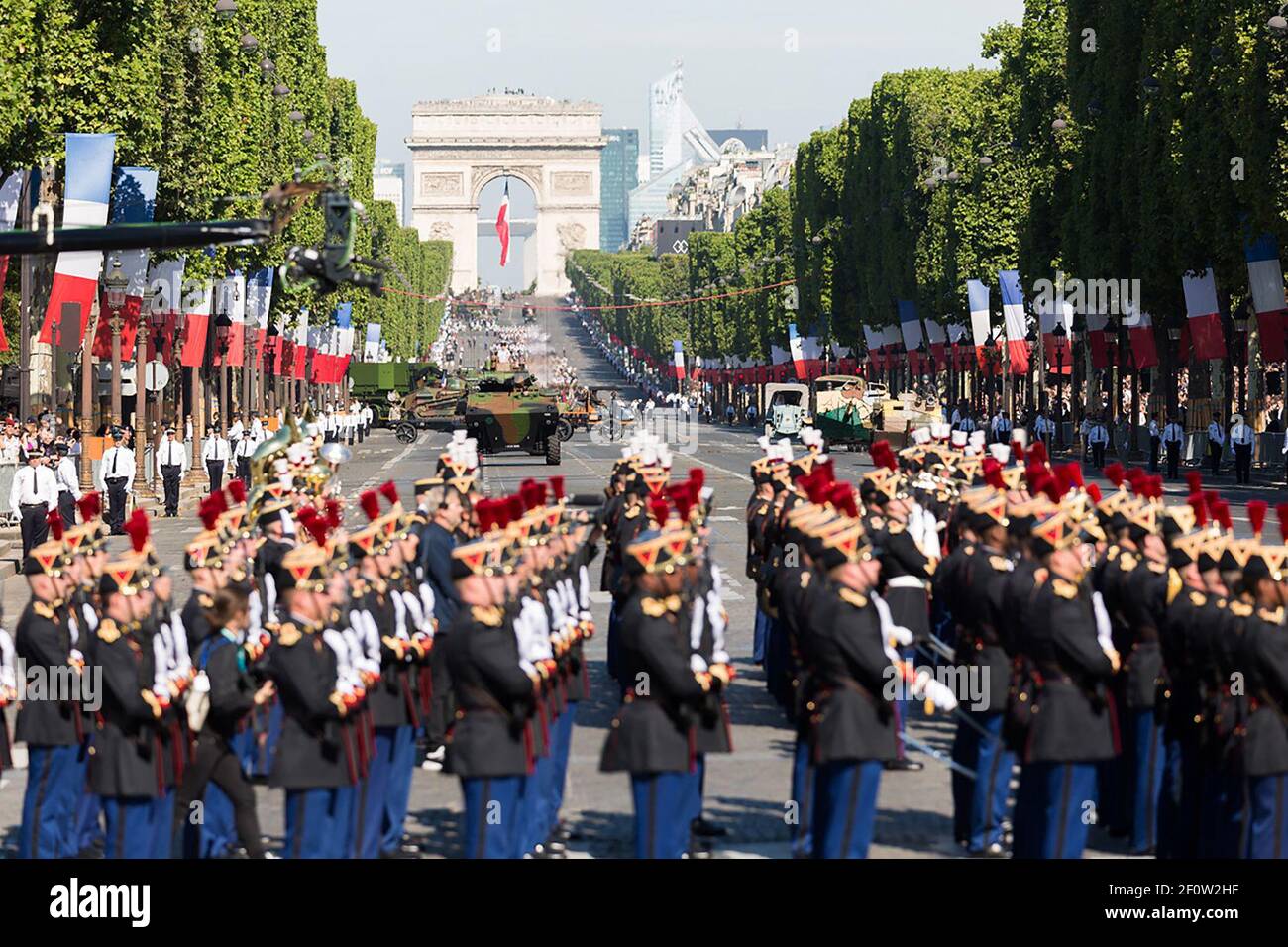 Oltre alla cerimonia, quasi 200 membri del servizio degli Stati Uniti dell'esercito europeo Stati Uniti forze Navali Europa Stati Uniti forze marine Europa e Stati Uniti forze aeree in Europa hanno marciato nella Parata militare sulla Avenue des Champs-Ã‰lysÃ©es. Il team dimostrativo dell'aeronautica statunitense The Thunderbirds ha effettuato un volo durante i festeggiamenti. Erano presenti anche tre veterani statunitensi dell'invasione della Normandia. Foto Stock