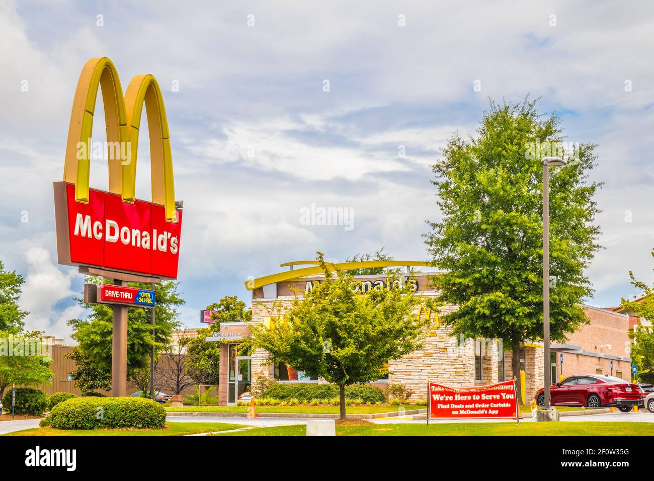 Gwinnett County, GA / USA - 07 29 20: McDonald's segno ristorante e edificio Foto Stock