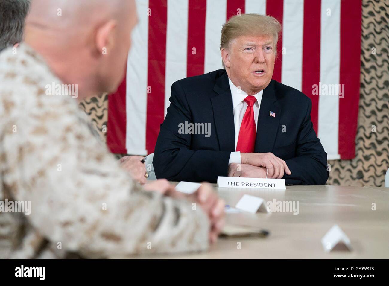 Il presidente Donald Trump cui si è Unito First Lady Melania Trump parla con i giornalisti durante un briefing con i membri della leadership militare mercoledì 26 2018 dicembre presso la base aerea di al-Asad in Iraq. Foto Stock