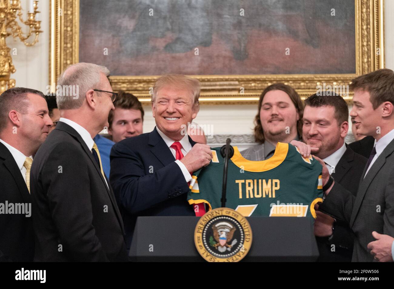 Il presidente Donald Trump dà il benvenuto ai campioni nazionali di calcio della Divisione i del FCS 2018, il North Dakota Bison, lunedì 4 marzo 2019, per il pranzo nella Sala da pranzo dello Stato della Casa Bianca. Foto Stock