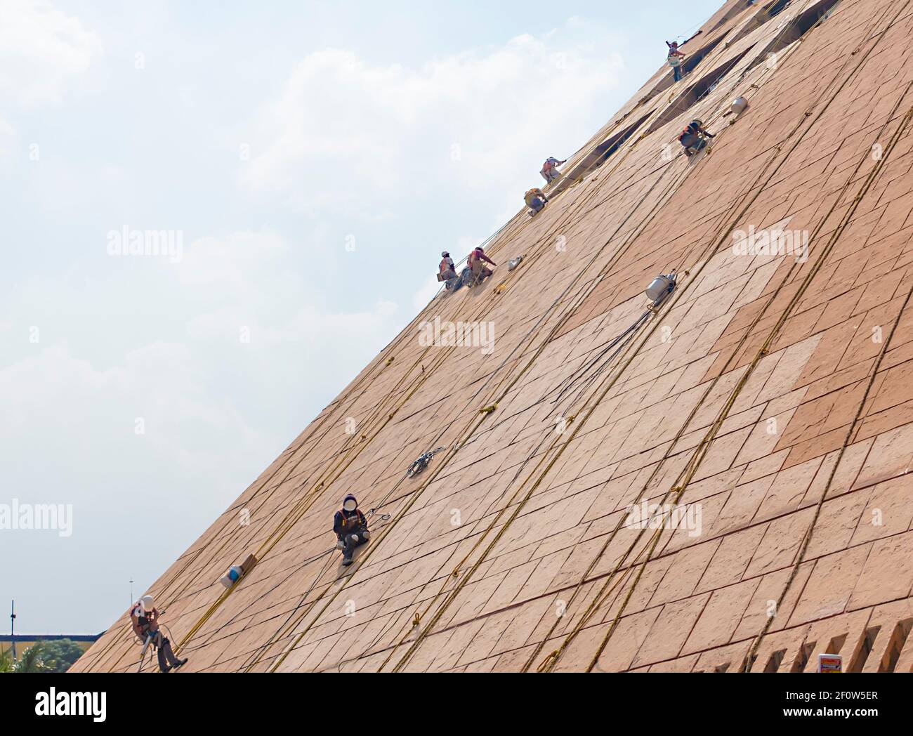 Pulitori sulla facciata inclinata dell'edificio Foto Stock