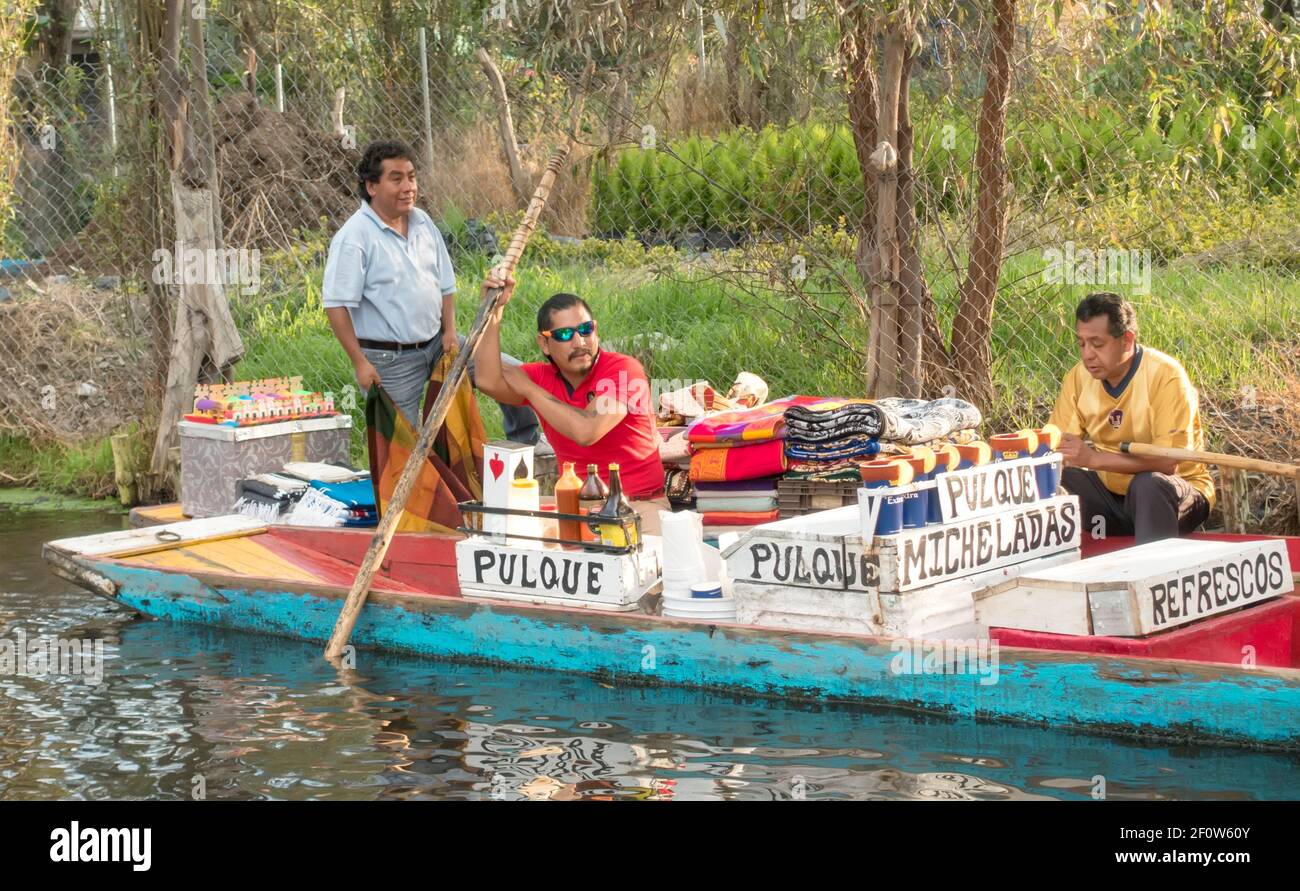 Venditori di bevande sui canali di Xochimilco, Città del Messico, Messico Foto Stock