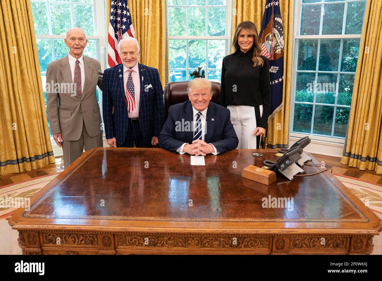 Il presidente Donald Trump e la First Lady Melania Trump si pongono per una foto con gli astronauti di Apollo 11 Buzz Aldrin e Michael Collins venerdì 19 2019 luglio durante un'occasione fotografica commemorativa per il 50° anniversario dell'atterraggio sulla luna dell'Apollo 11 nell'Ufficio ovale della Casa Bianca. Foto Stock