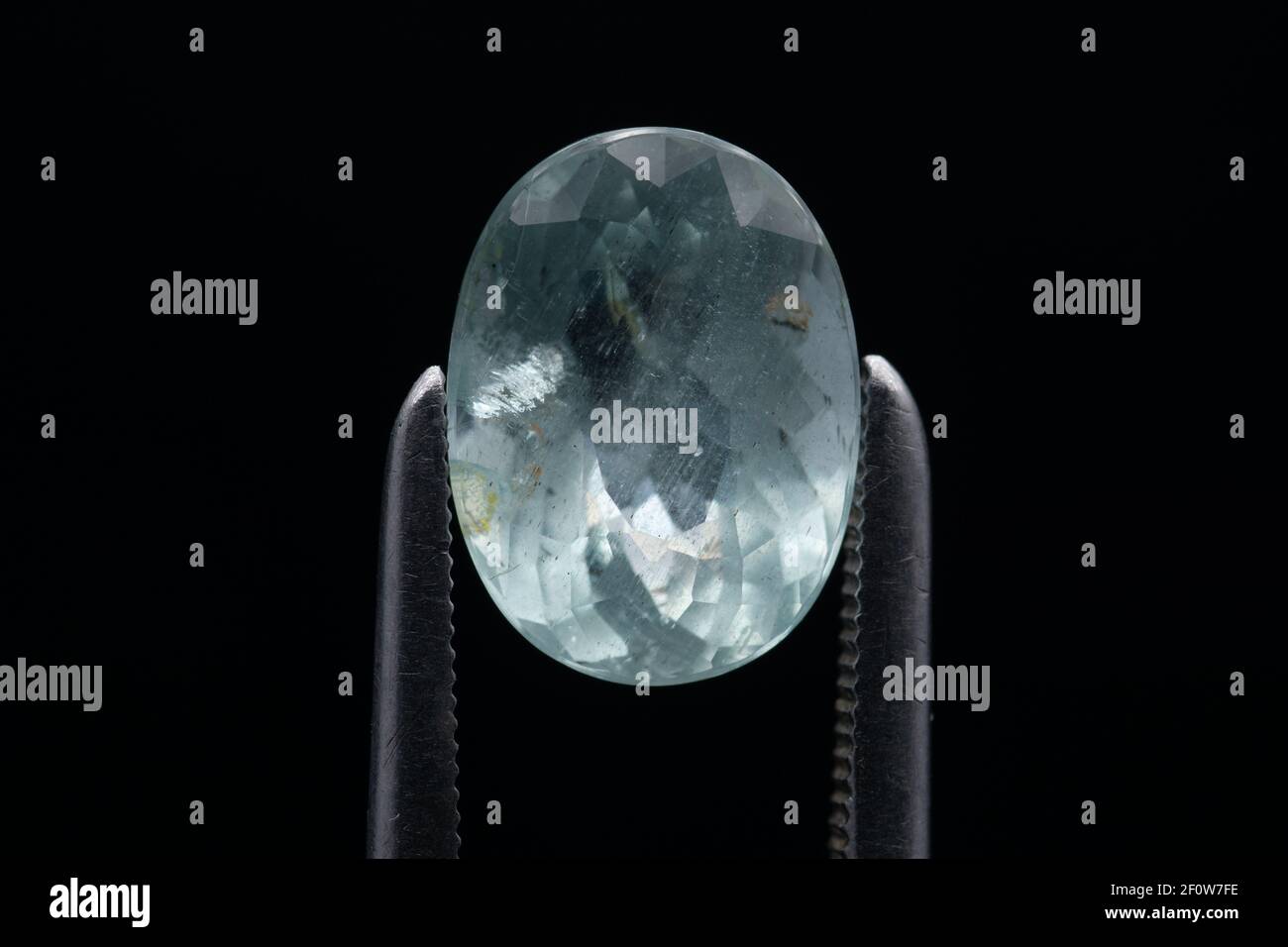 Acquamarina in pietra naturale su sfondo nero Foto stock - Alamy
