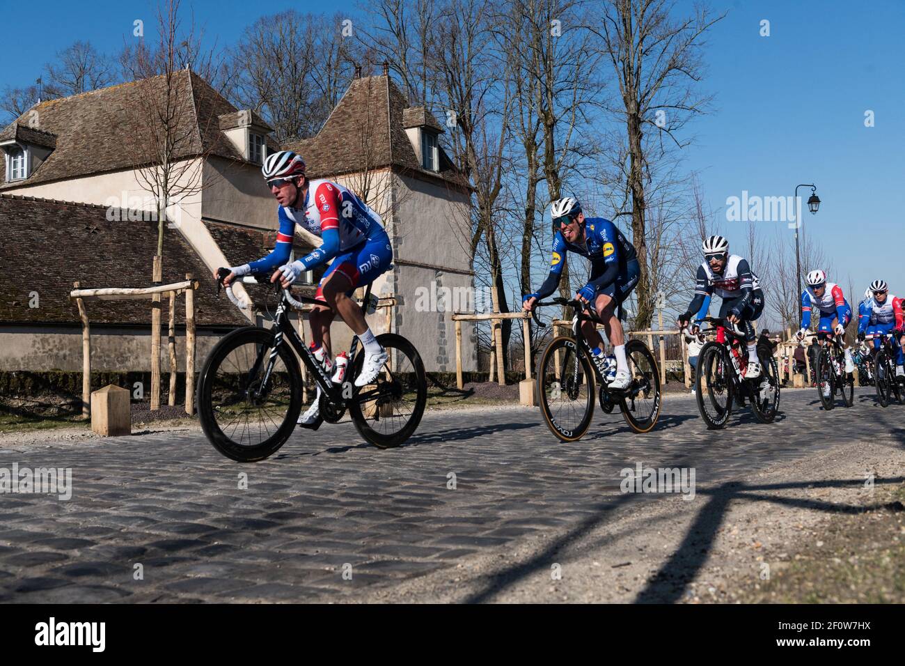 Il pilota francese Bruno Armirail (Groupama FDJ) e il pilota belga Tim Declercq guidano il peloton sulle ciottole di fronte al castello di Les Mesnuls durante la prima tappa della Parigi 2021 Nizza, un cerchio intorno alla città di Saint Cyr l'Ecole. Les Mesnuls, Francia, 7 marzo 2021. Foto Stock