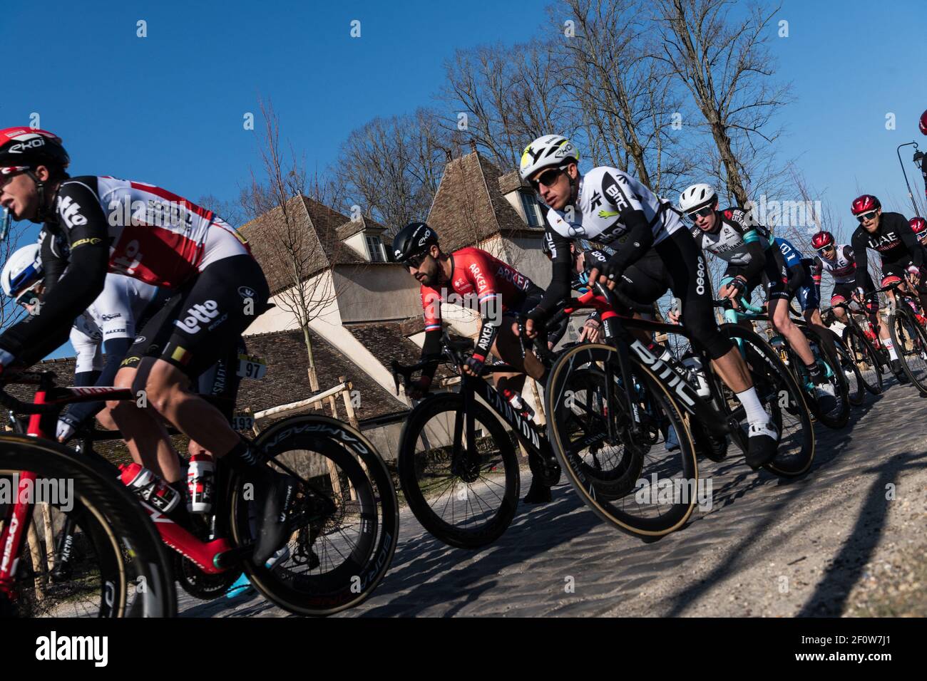 Il peloton sulle ciottoli di fronte al castello di Les Mesnuls durante la prima tappa della Parigi 2021 Nizza, un cerchio intorno alla città di Saint Cyr l'Ecole. Les Mesnuls, Francia, 7 marzo 2021. Foto Stock