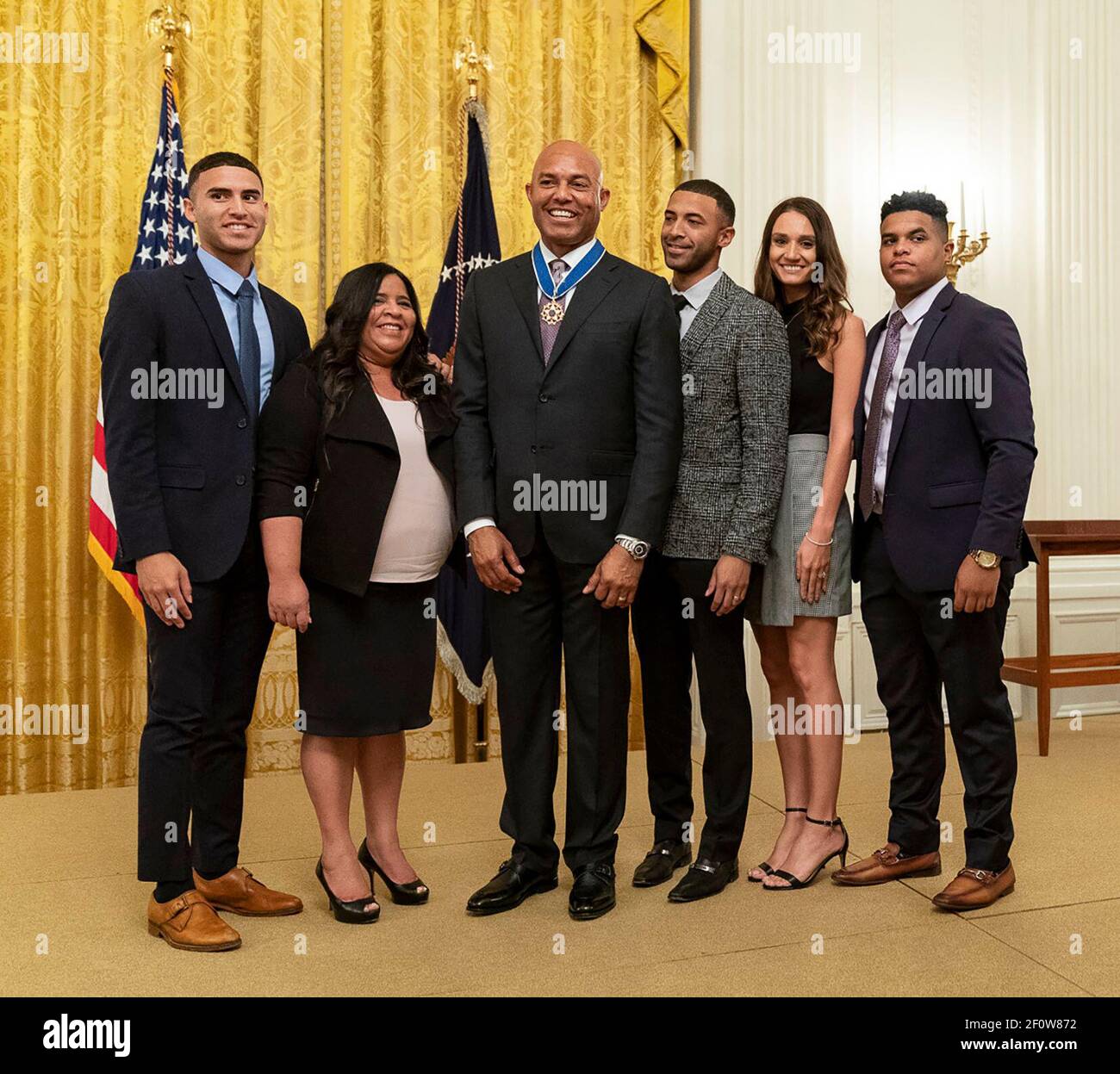 Il presidente Donald Trump si congratula con Mariano Rivera e la sua famiglia lunedì 16 2019 settembre nella Sala Est della Casa Bianca dopo aver presentato Rivera con la Medaglia Presidenziale della libertà. Foto Stock