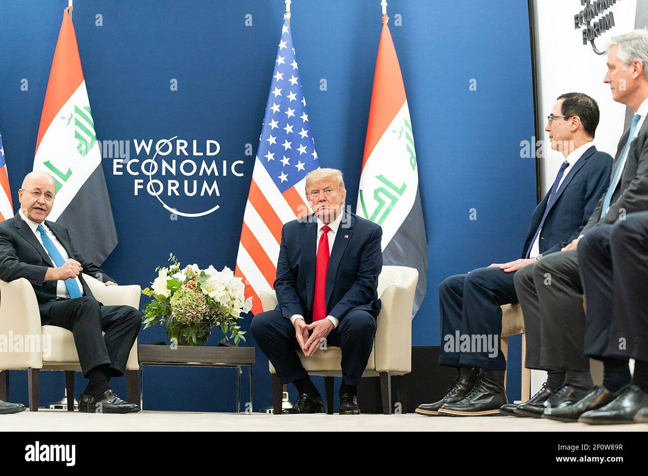 Il presidente Donald Trump ha incontrato il segretario del Tesoro Steven Mnuchin e il consigliere per la sicurezza nazionale Robert o'Brien con il presidente della Repubblica di Iraq Barham Salih durante il 50° incontro annuale del World Economic Forum mercoledì 22 2020 gennaio al Davos Congress Center di Davos in Svizzera. Foto Stock