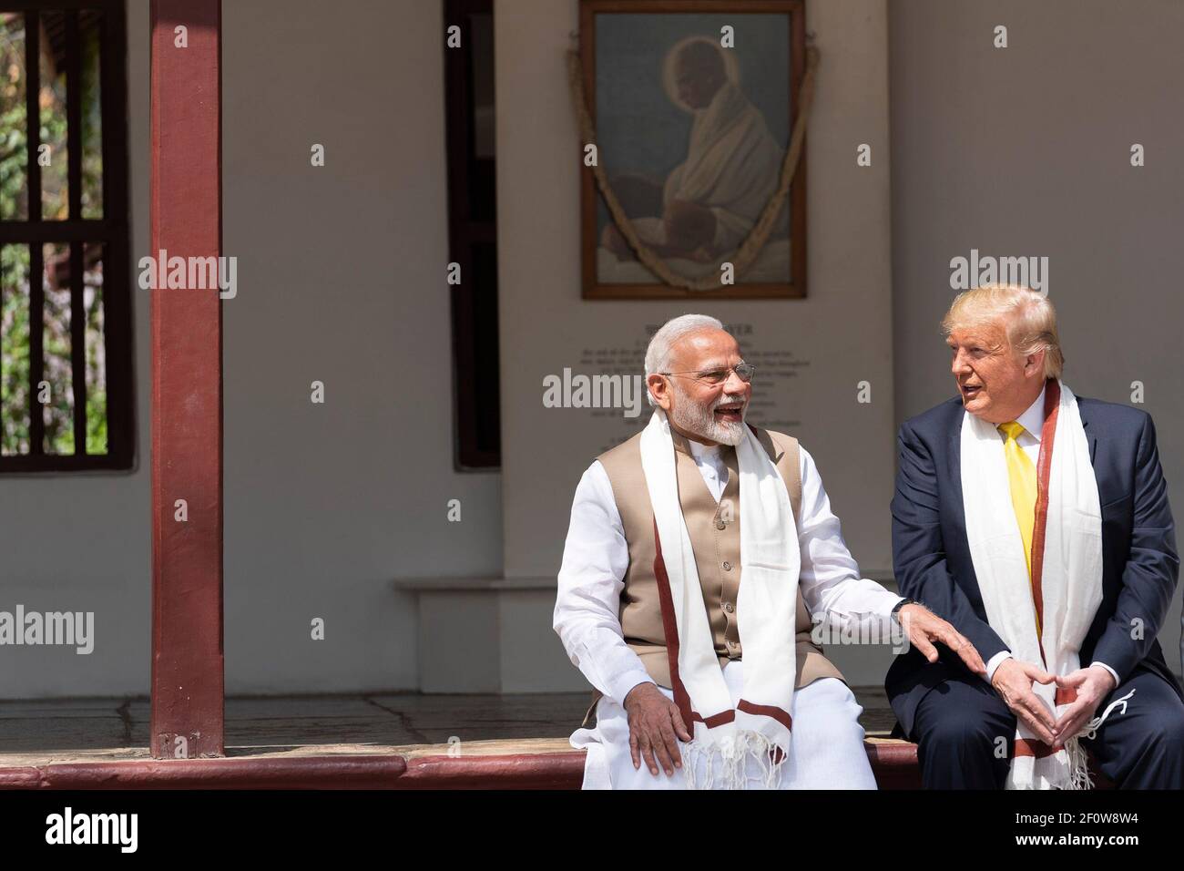 Il presidente Donald Trump si unisce al primo ministro indiano Narendra modi in conversazione durante la visita nella casa di Mohandas Gandhi lunedì 24 2020 febbraio ad Ahmedabad, India. Foto Stock