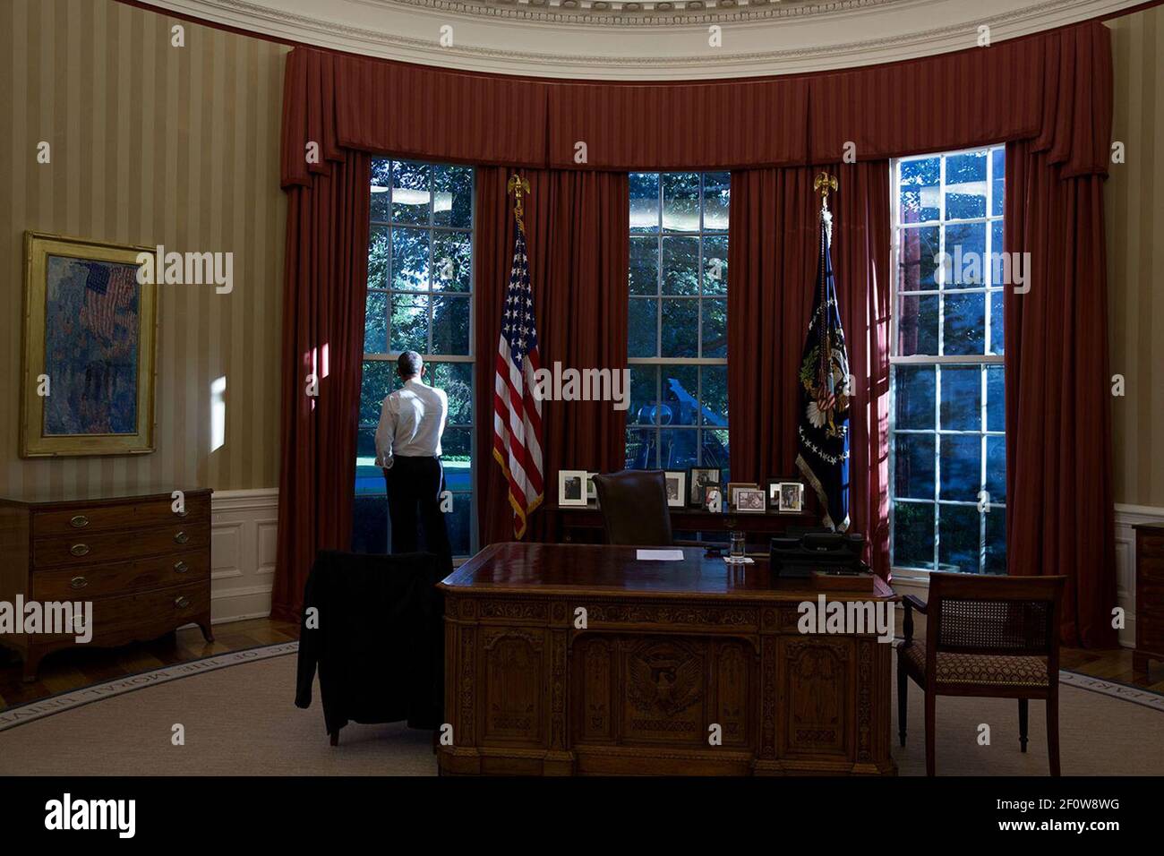 Il presidente Barack Obama guarda la finestra dell'Ufficio ovale, 17 settembre 2013. Foto Stock