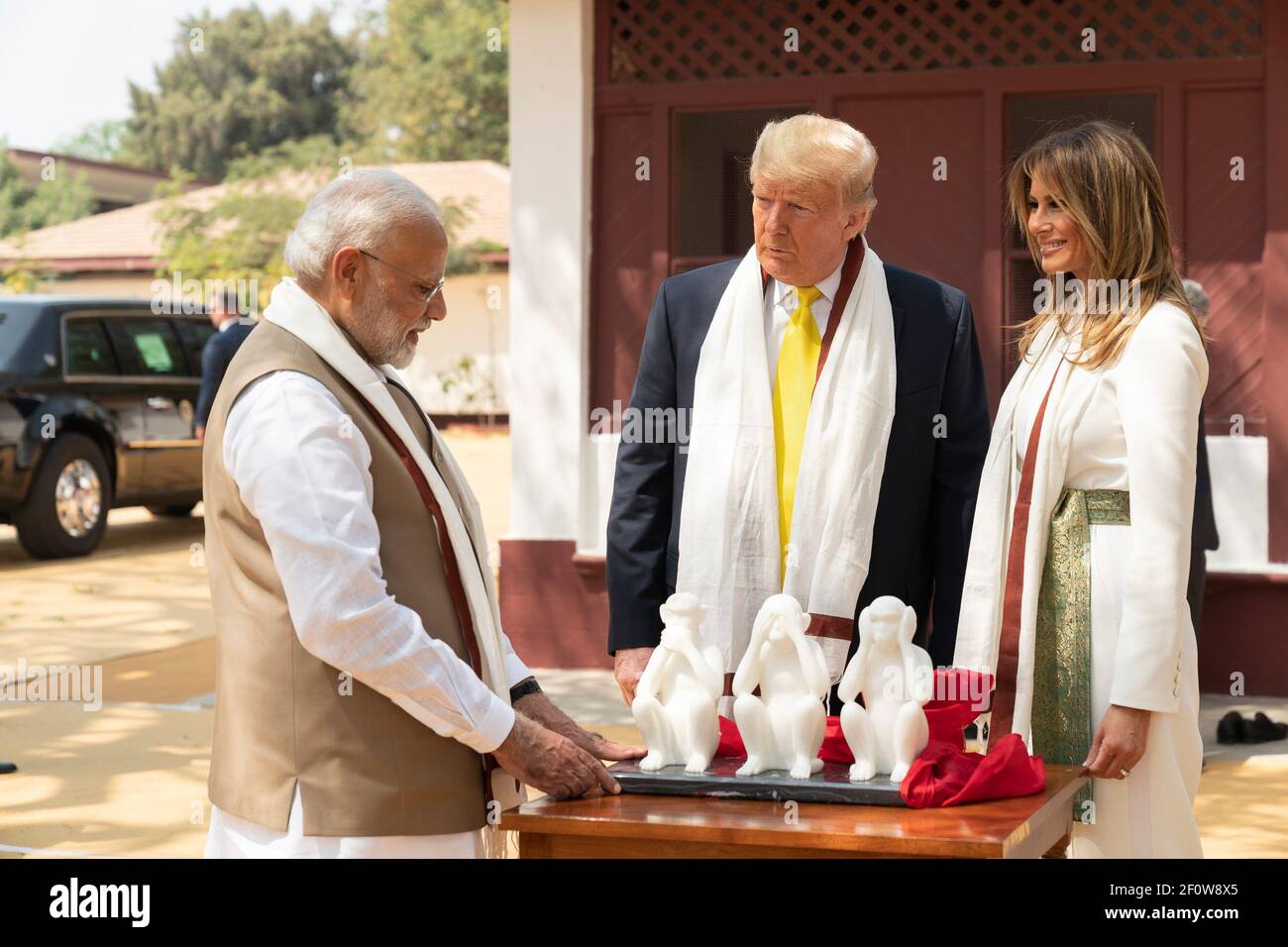 Il presidente Donald Trump e la First Lady Melania Trump vengono presentati con un regalo dal primo ministro indiano Narendra modi durante un tour della casa di Mahatma Gandhi lunedì 24 2020 febbraio a Gandhi Ashram ad Ahmedabad, India. Foto Stock