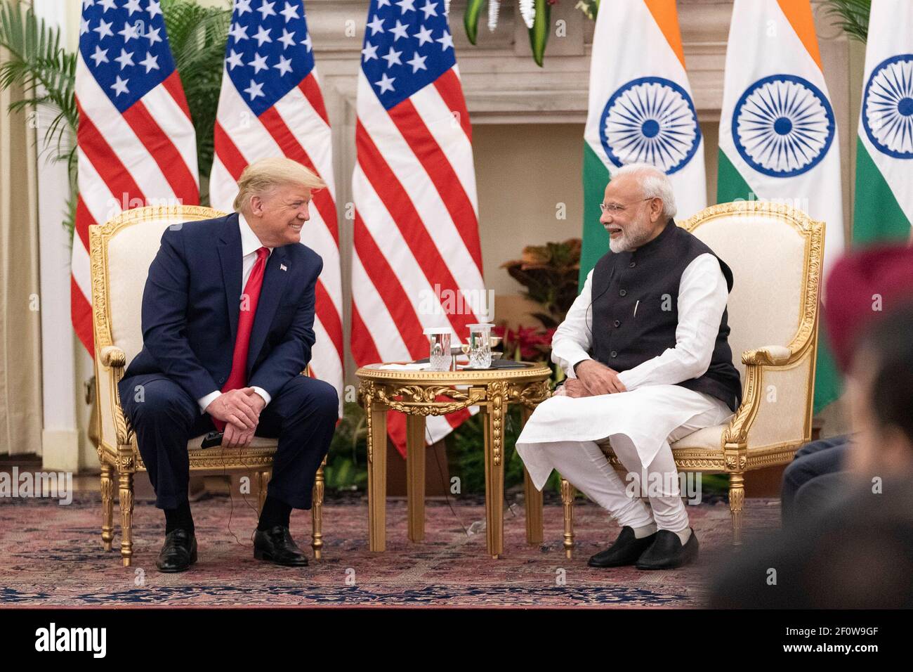 Il presidente Donald Trump e il primo ministro indiano Narendra modi si uniscono alle loro delegazioni durante le discussioni bilaterali martedì 25 2020 febbraio alla Casa di Hyderabad a Nuova Delhi. Foto Stock