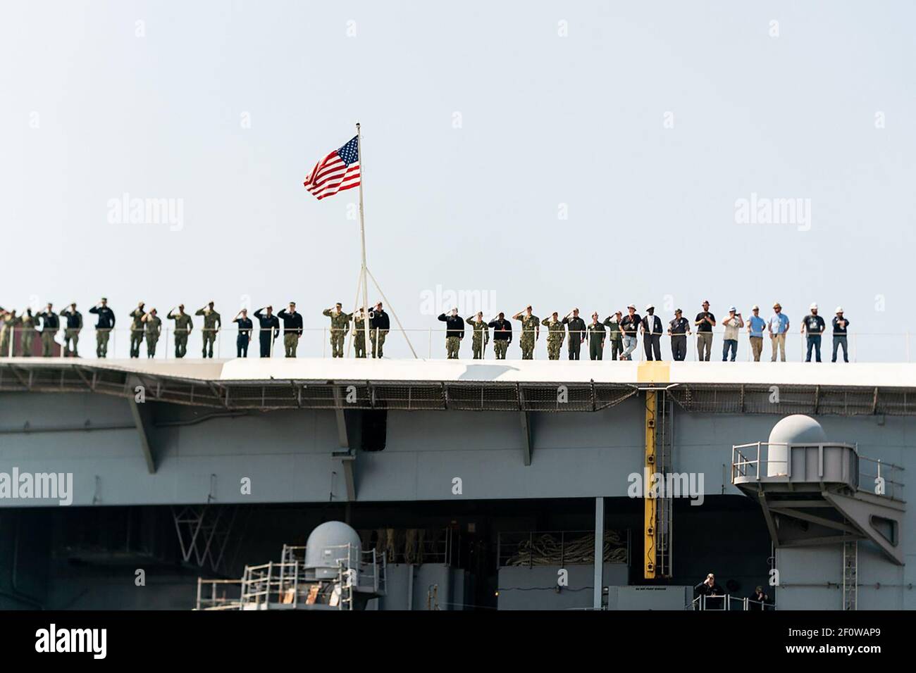 Il personale arruolato e i lavoratori dei cantieri si salutano quando il presidente Donald Trump arriva alla base aerea navale di Norfolk. Sabato 28 2020 marzo, dove consegnerà commenti alla partenza della USNS Comfort, una nave ospedaliera della Marina statunitense di stanza a Norfolk in Virginia. Foto Stock