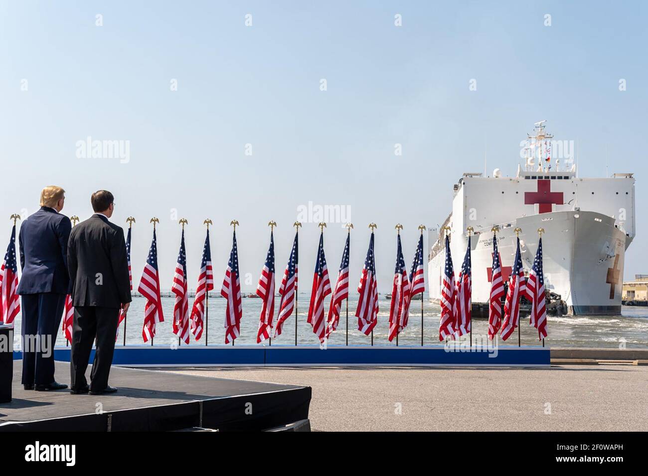 Il presidente Donald Trump si è Unito al Segretario della Difesa Mark Esper vede fuori dalla USNS Comfort sabato 28 2020 marzo quando parte dalla base aerea navale Norfolk Pier 8 a Norfolk Virginia e salpa per New York City. Foto Stock