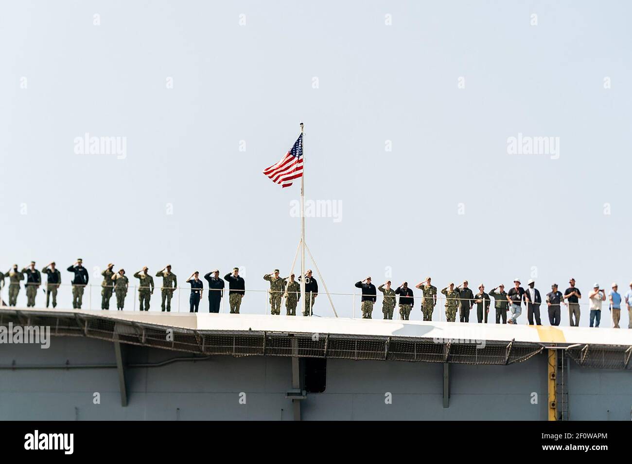 Il personale arruolato e i lavoratori dei cantieri si salutano quando il presidente Donald Trump arriva alla base aerea navale di Norfolk. Sabato 28 2020 marzo, dove consegnerà commenti alla partenza della USNS Comfort, una nave ospedaliera della Marina statunitense di stanza a Norfolk in Virginia. Foto Stock