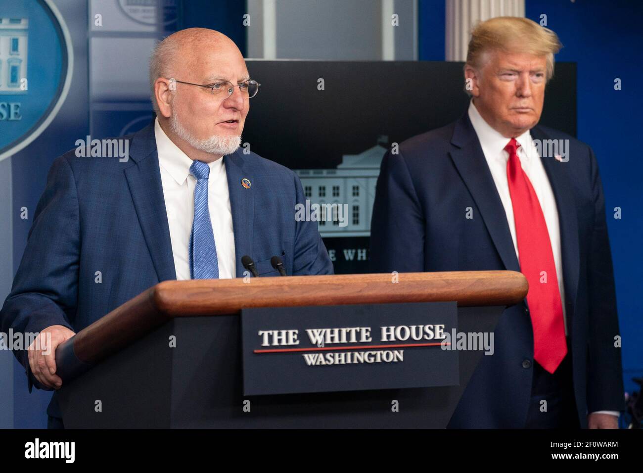 Il Dr. Robert R. Redfield, direttore dei Centri per il controllo e la prevenzione delle malattie, accompagnato dal Presidente Donald Trump e dal Vice Presidente Mike Pence, insieme ai membri della White House Coronavirus Task Force, affronta le sue osservazioni in un briefing di aggiornamento del coronavirus mercoledì 8 aprile 2020 presso il James S. Brady Press Briefing Room della Casa Bianca. Foto Stock