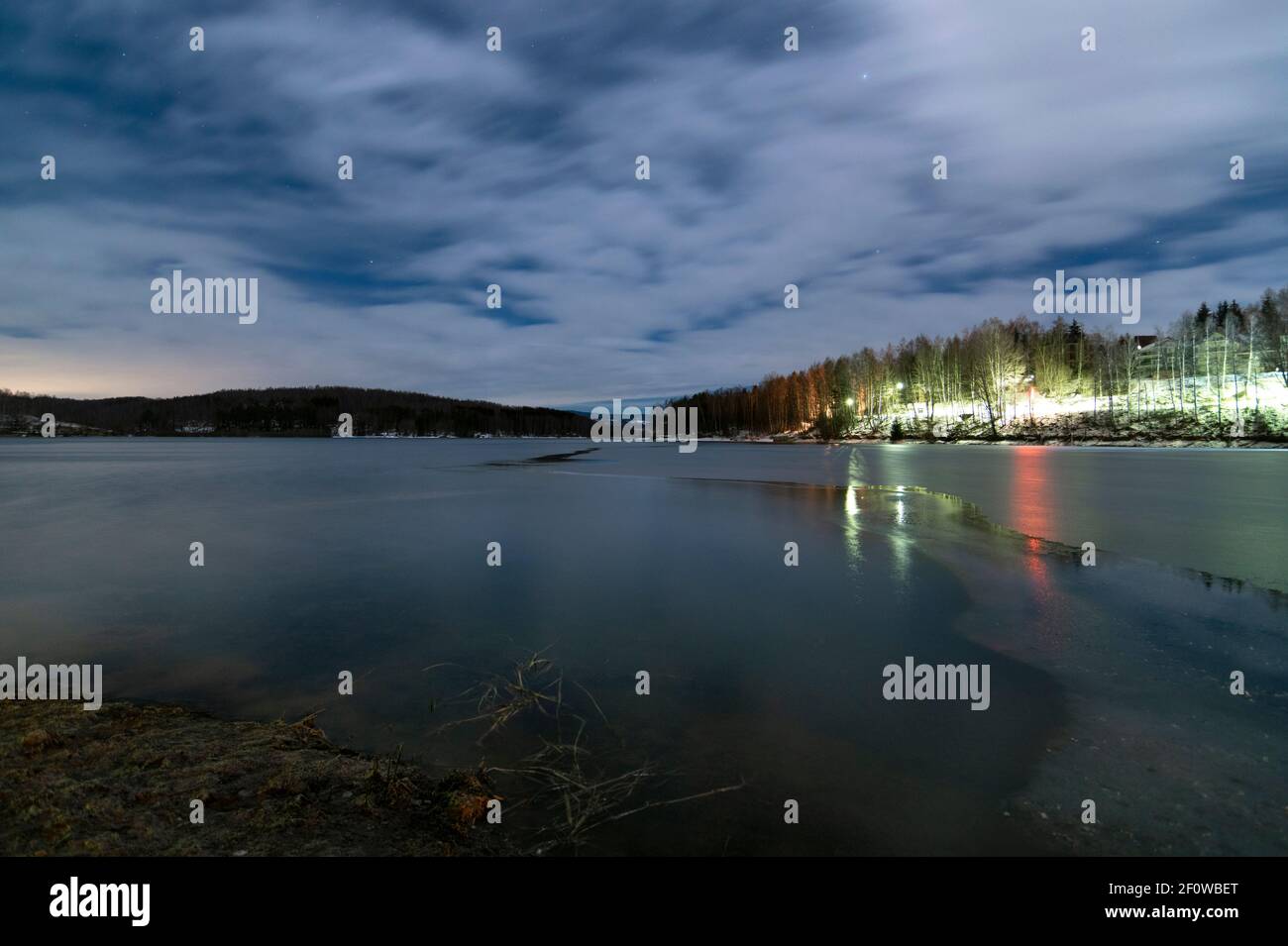 Paesaggio di mezzo lago ghiacciato Vlasina in fredda notte d'inverno. Foto a lunga esposizione. Foto Stock