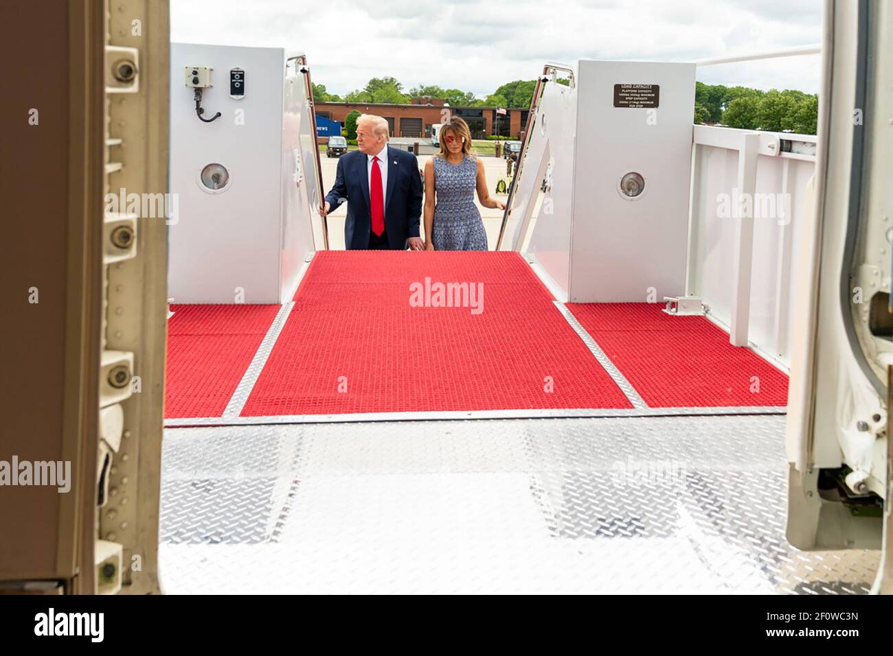 Il presidente Donald Trump e la First Lady Melania Trump salono a bordo dell'Air Force One alla base congiunta Andrews Rd. Mercoledì 27 2020 maggio durante il tragitto verso la struttura di atterraggio della navetta della NASA a Orlando Fla. Foto Stock