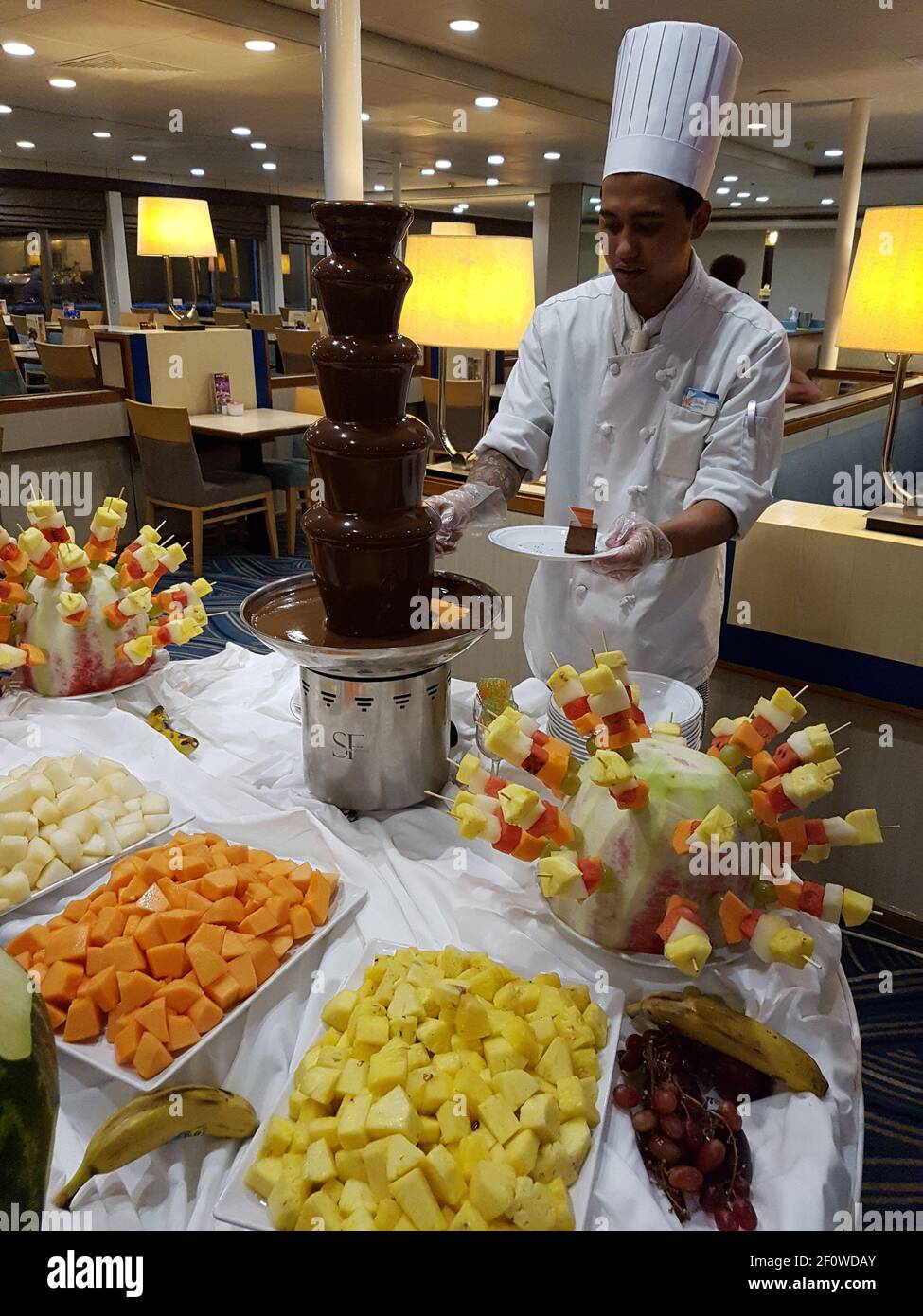 Ancona, Italia - Settembre, 10 2018: Cucina a base di fonduta di cioccolato caldo con frutta diversa al ristorante a bordo della nave da crociera Foto Stock