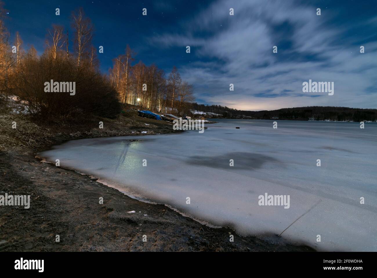 Paesaggio di mezzo lago ghiacciato Vlasina in fredda notte d'inverno. Foto a lunga esposizione. Foto Stock