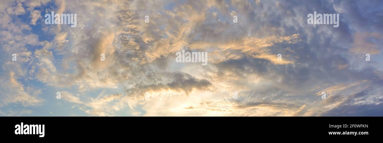 Sfondo naturale: Cielo drammatico al tramonto Foto Stock