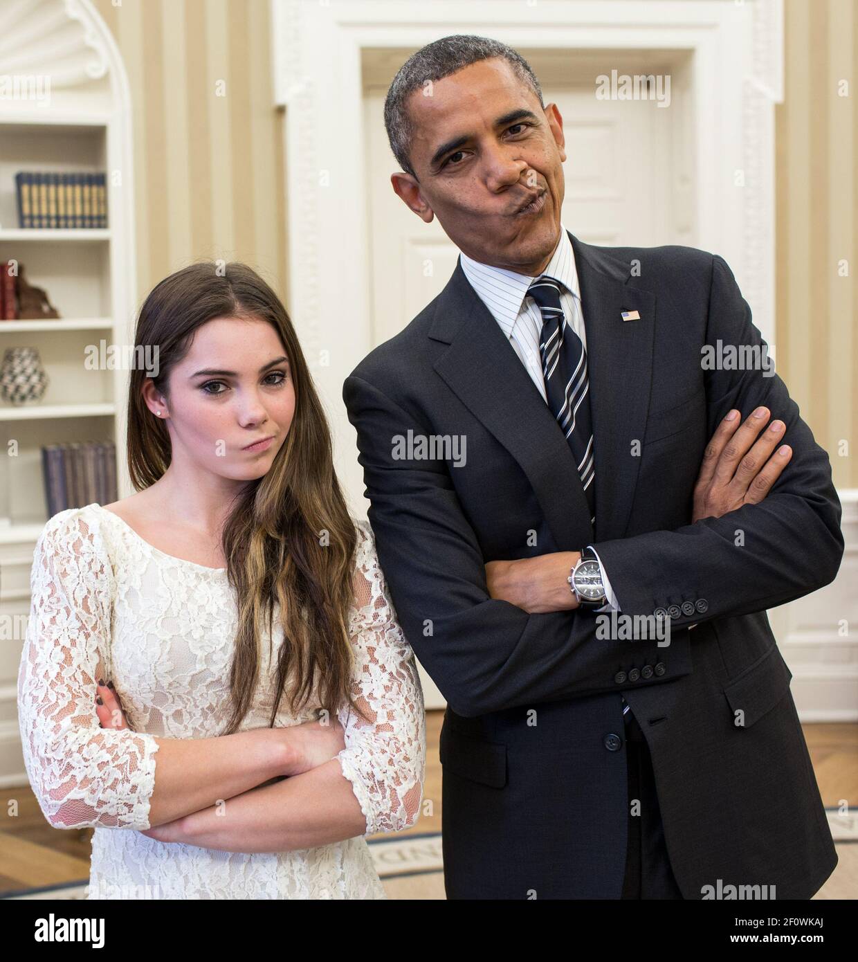 Il presidente Barack Obama imita scherzosamente il gymnast olimpico degli Stati Uniti McKayla Maroney e il suo aspetto 'non impressionato' mentre accoglie i membri delle 2012 squadre olimpiche di ginnastica degli Stati Uniti nell'Ufficio ovale Novembre 15 2012. Foto Stock