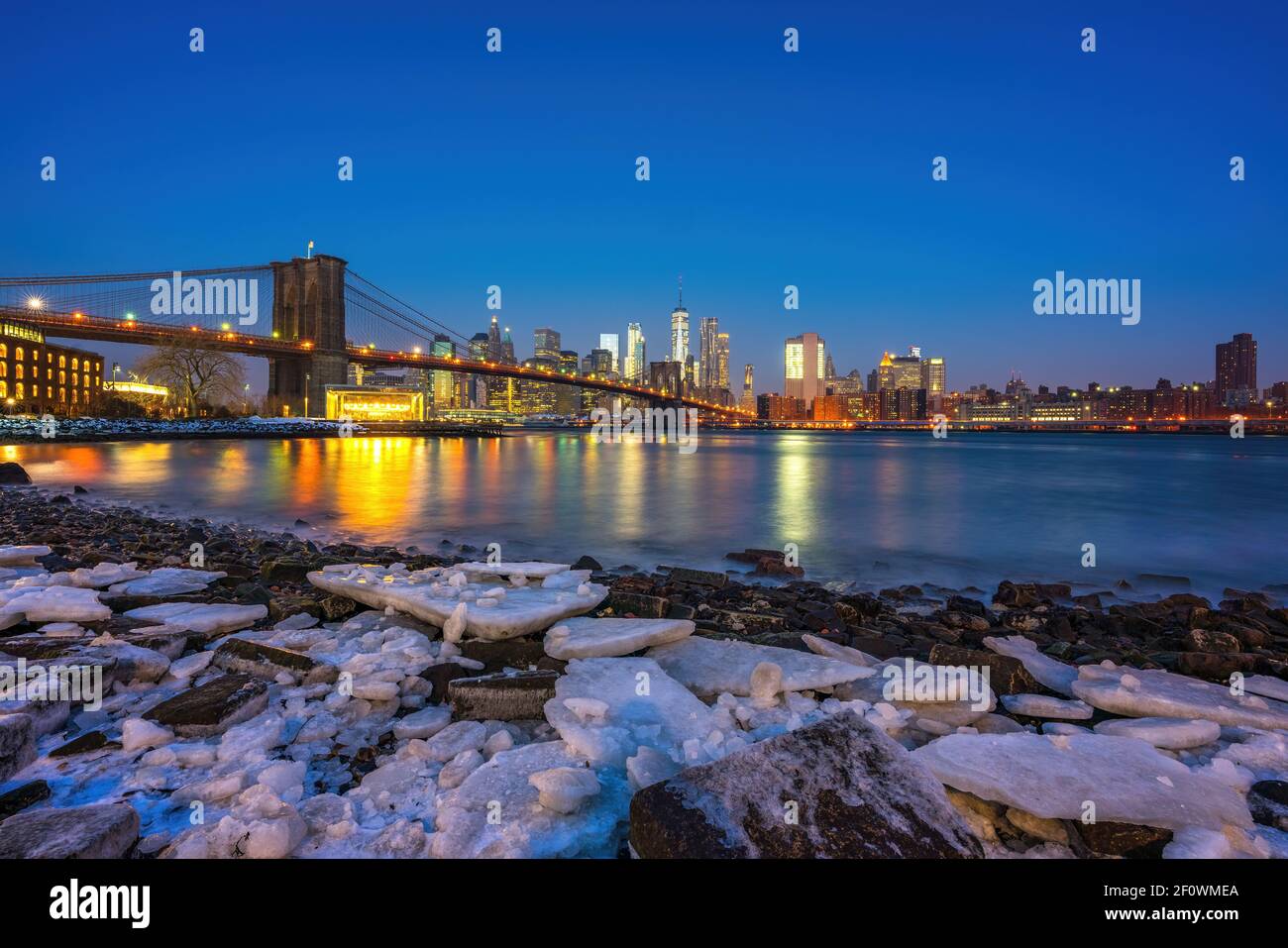 Ponte di Brooklyn East River e Manhattan all'alba dell'inverno, New York City Foto Stock