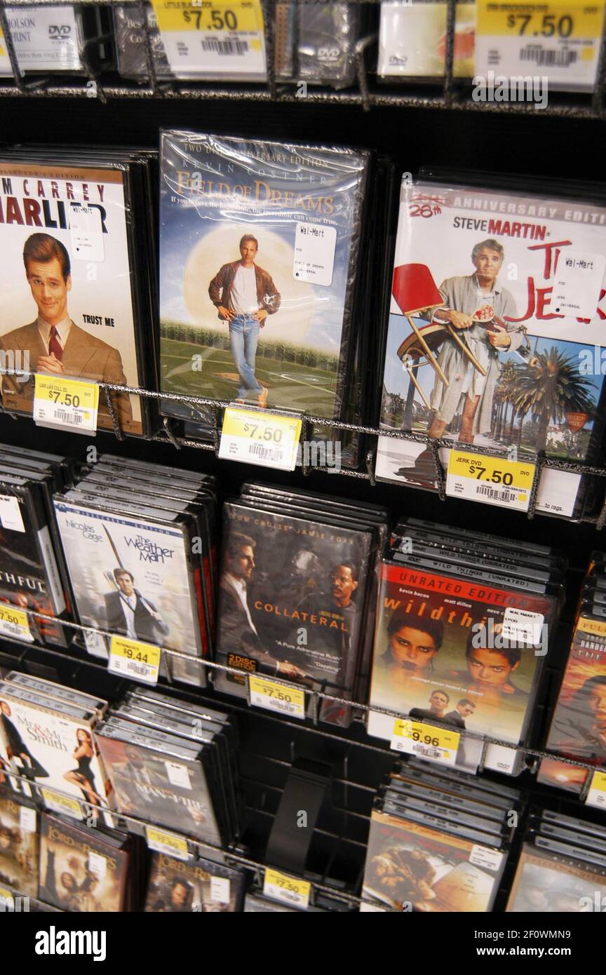 1 marzo 2008 - Hadley, Massachusetts - DVD in vendita a Walmart. Walmart ha  annunciato l'intenzione di passare alla vendita di film in DVD Blu-ray ad  alta definizione. Photo Credit: Nick Papanias/Sipa
