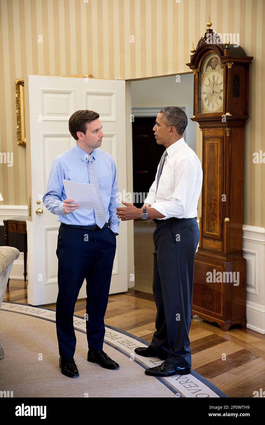 Il presidente Barack Obama parla con il segretario alla stampa Josh Nearnest nell'ufficio ovale, il 3 luglio 2014. Foto Stock