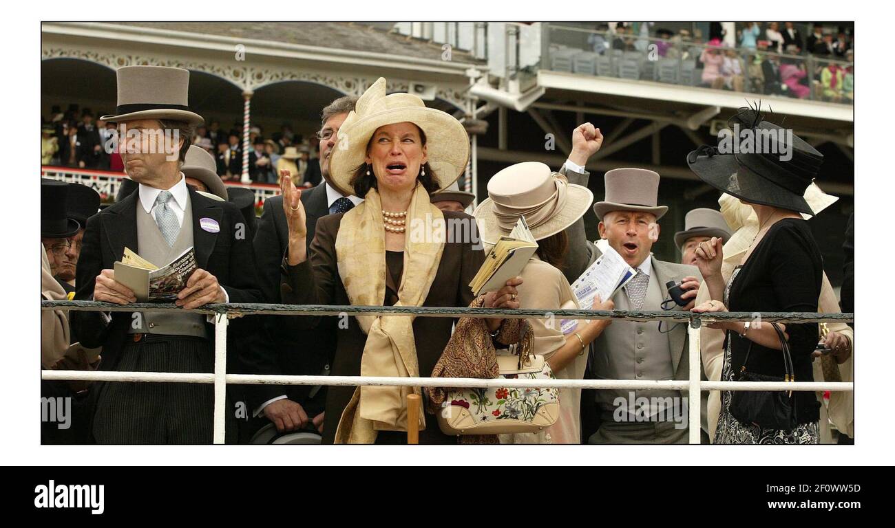 Le tradizioni di vestirsi e indossare cappelli elaborati continuarono Anche se Royal Ascot è stato tenuto per la prima volta A York come il Royal Ascot corsa di cavalli è In riparazione.pic David Sandison 14/6/2005 Foto Stock