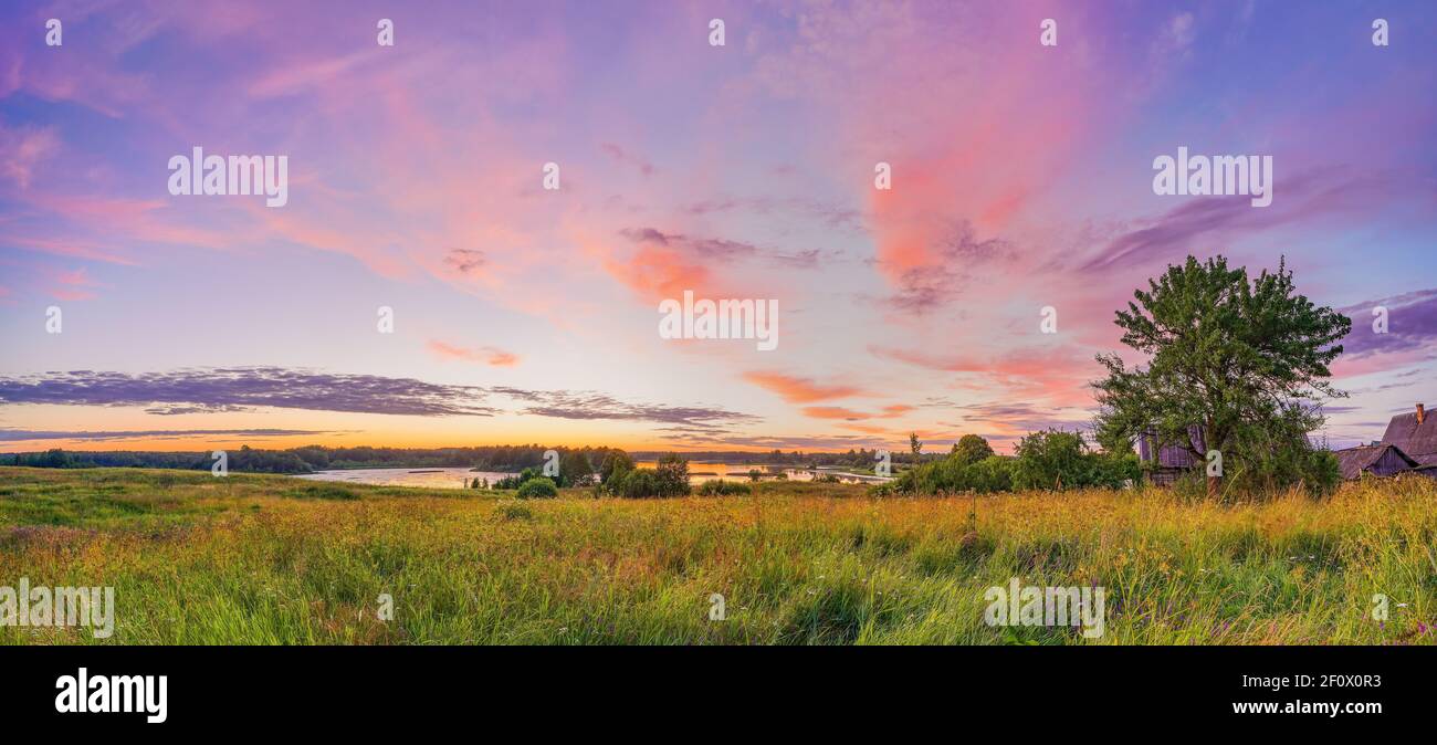 Tramonto colorato sul lago in campagna in primavera Foto Stock