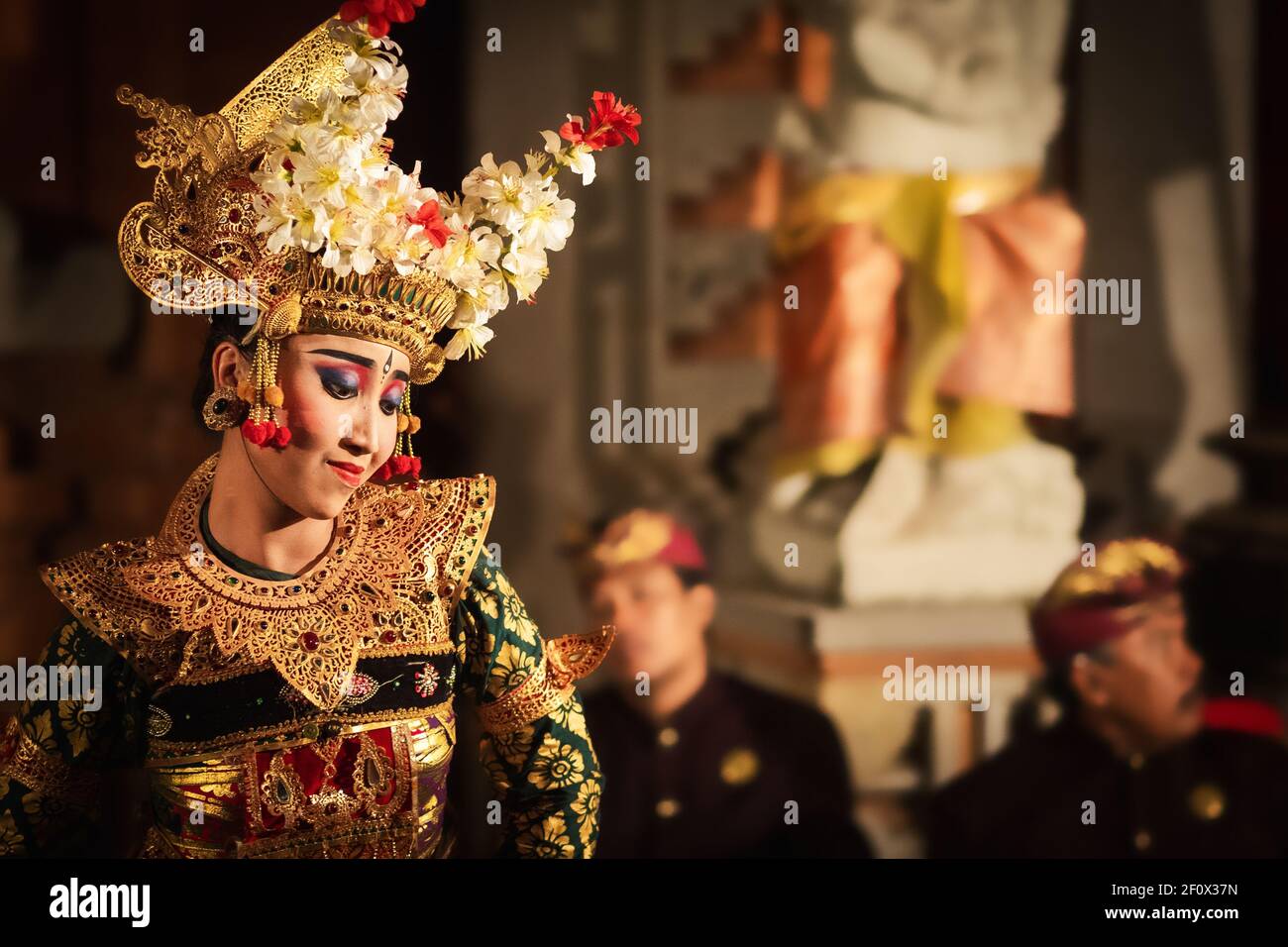 Donna indù balinese che esegue la tradizionale danza Legong durante la cerimonia religiosa al tempio pura Saraswati a Ubud, Bali, Indonesia. Foto Stock