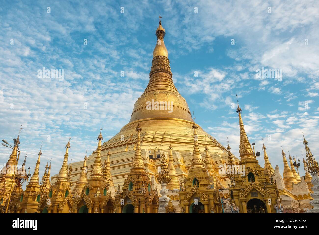 Shwedagon Pagoda, la più sacra pagoda buddista e sito religioso di Yangon, Myanmar (Birmania). Foto Stock