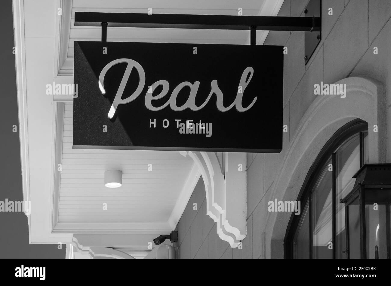 Pearl Hotel Sign, un nuovo hotel boutique nella Old Town Bay St Louis, Mississippi, Stati Uniti. Foto Stock