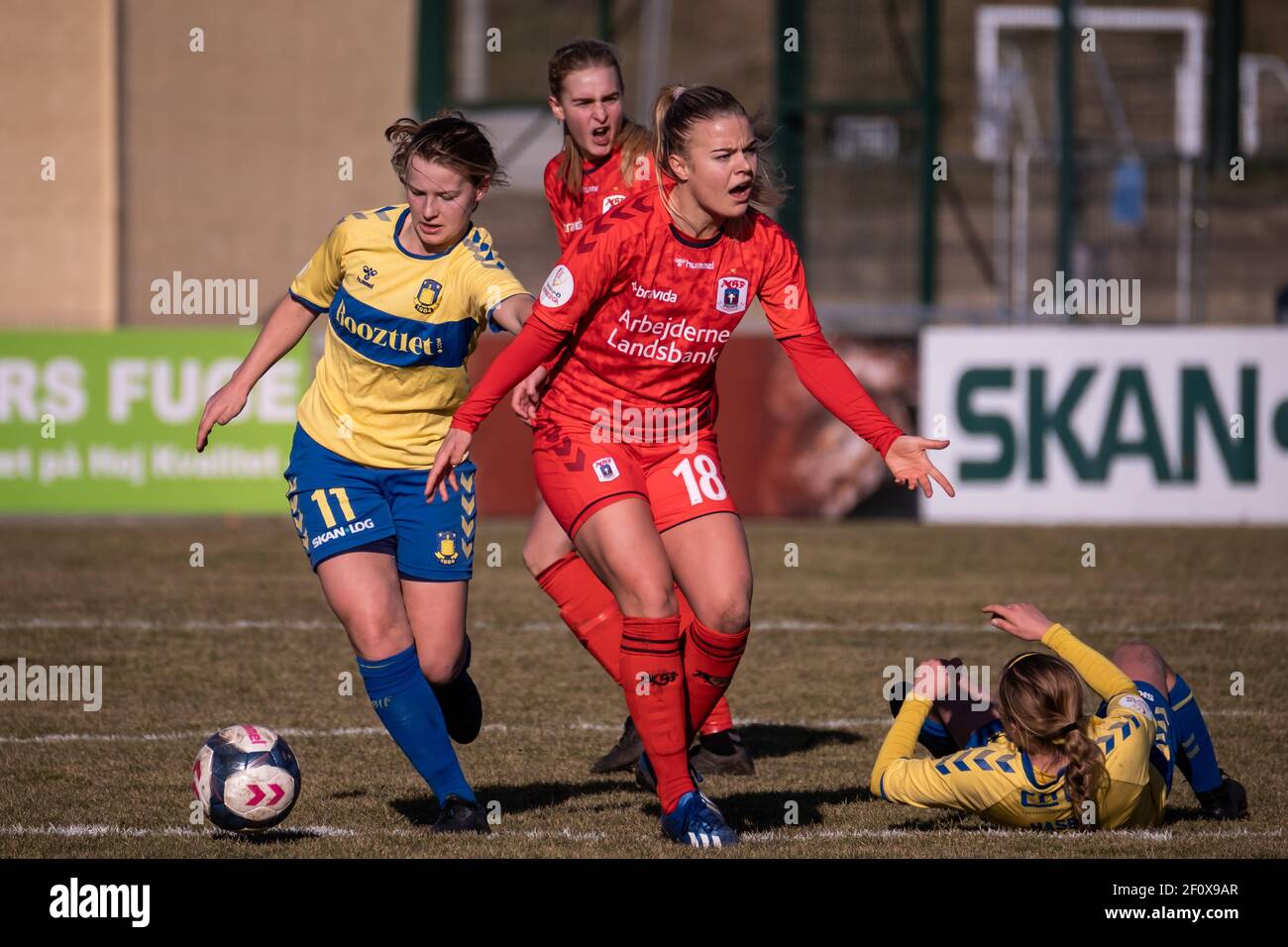 Brondby, Danimarca. 07 marzo 2021. Maria Denius (18) di Aarhus GF e Agnete  Nielsen (11) di Broendby SE visto nel Gjensidige Kvindeliga incontro tra e  Broendby IF v Aarhus GF in Brondby. (