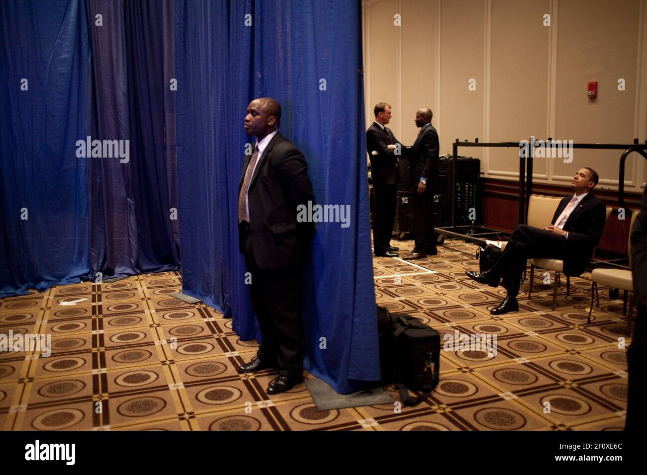 Il presidente Barack Obama attende il backstage prima di esprimere le sue osservazioni alla reception del governatore Deval Patrick presso il Westin Copley Hotel, 23 ottobre 2009 Foto Stock