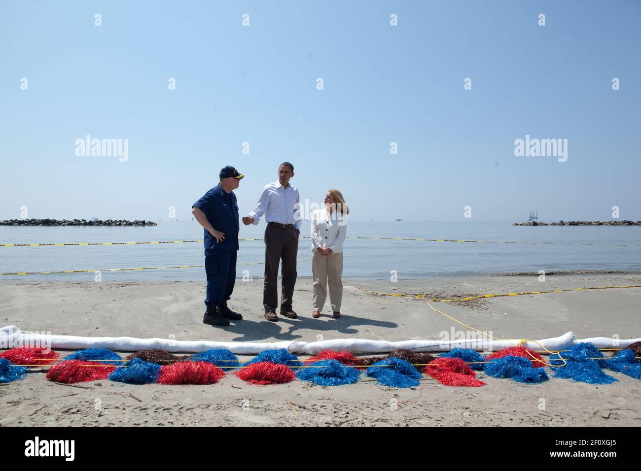 Il presidente Barack Obama, il comandante degli incidenti nazionali Ammiraglio Thad Allen e il presidente della parrocchia di Lafourche Charlotte Randolph esamineranno l'effetto della fuoriuscita di petrolio della BP sulla spiaggia di Fourchon a Port Fourchon, la., 28 maggio 2010 Foto Stock