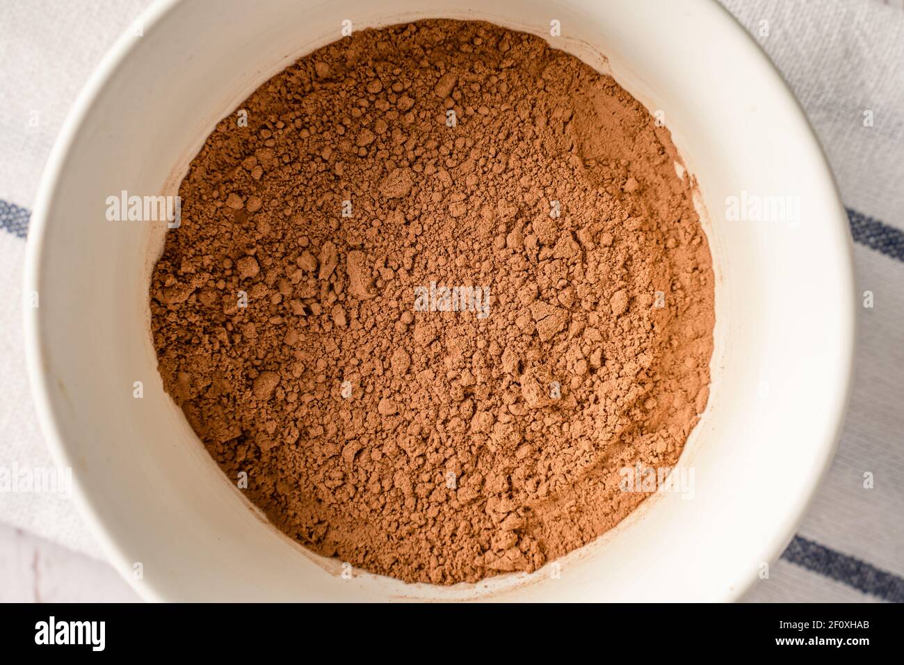 Primo piano vista dall'alto sul cacao in polvere marrone in una ciotola Foto Stock