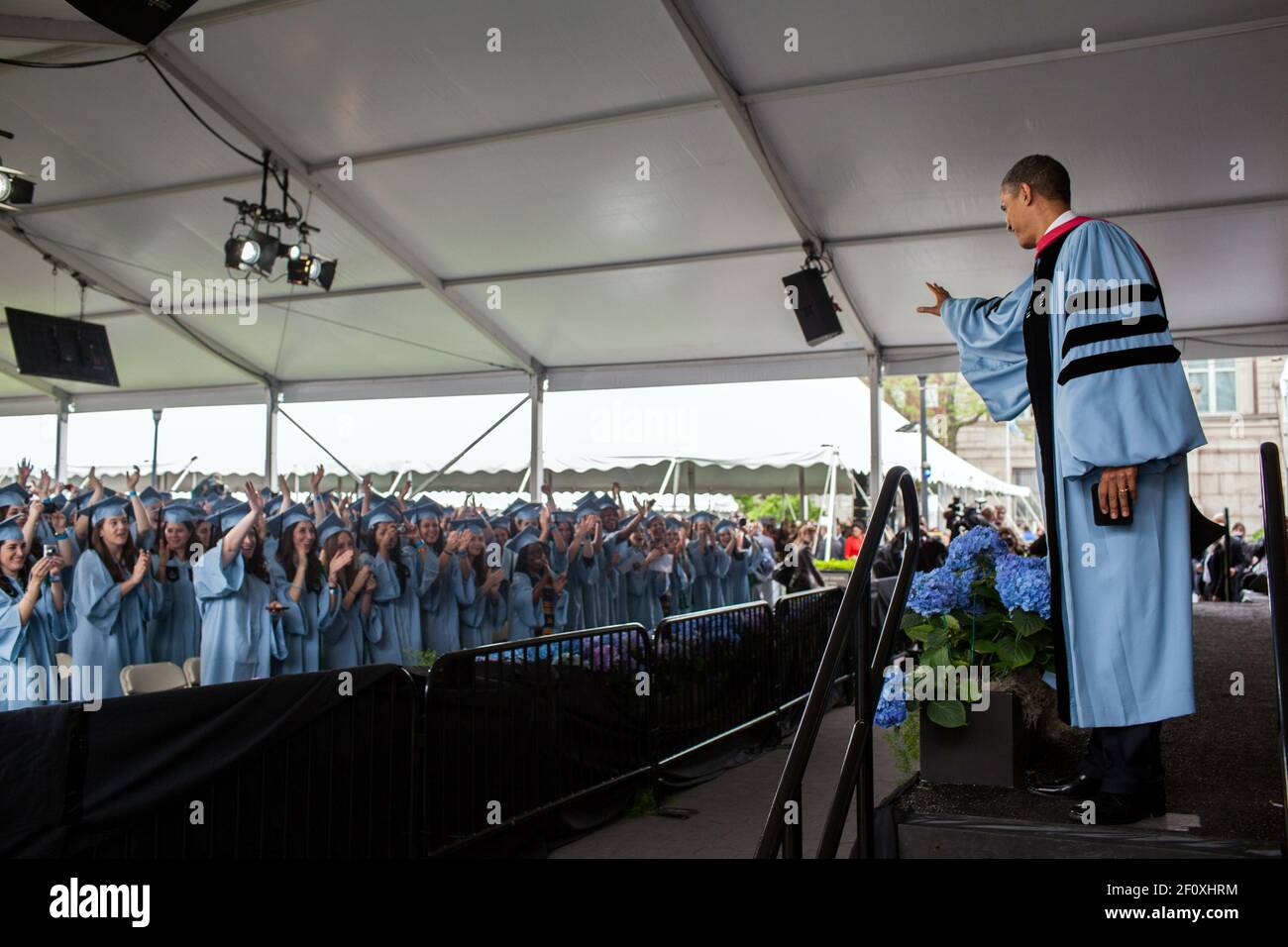 Il presidente Barack Obama lascia la scena dopo aver portato a termine il discorso di inizio del Barnard College, nel campus della Columbia University a New York, New York, New York, 14 maggio 2012 Foto Stock