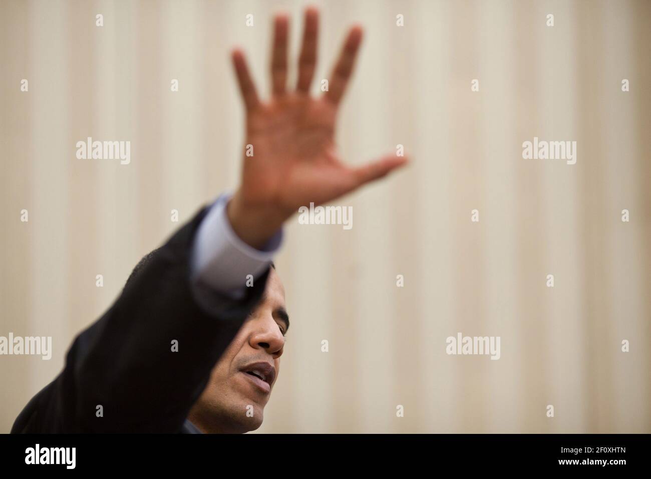 Il presidente Barack Obama gesti durante una riunione nell'Ufficio ovale, 21 febbraio 2011 Foto Stock