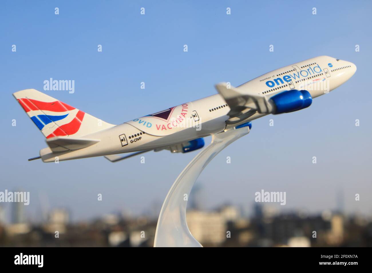 Still life - adesivo di vaccino aereo e Covid, che illustra il passaporto Covid per viaggi internazionali e vacanze, Regno Unito Foto Stock
