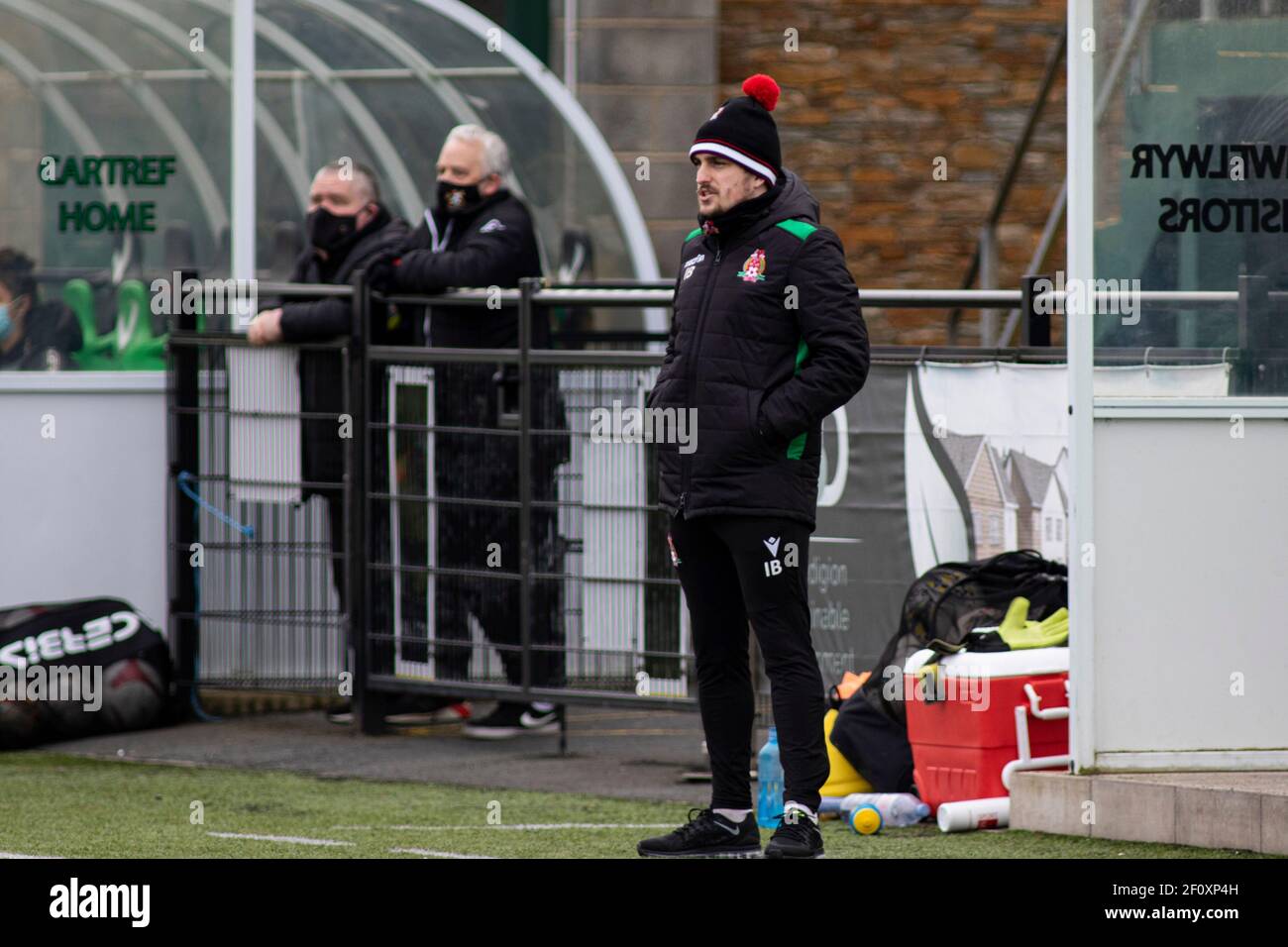 Il responsabile dei traghetti britannico Isaac Berry sulla linea di contatto Aberystwyth Town v Briton Ferry Lansawel a Park Avenue nel gallese Premier Women's League sul Foto Stock
