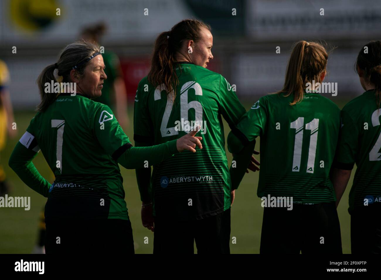 Il capitano di Aberystwyth Caroline Cooper forma un muro. Aberystwyth Town / Briton Ferry Lansawel a Park Avenue nella Welsh Premier Women's League on the Foto Stock