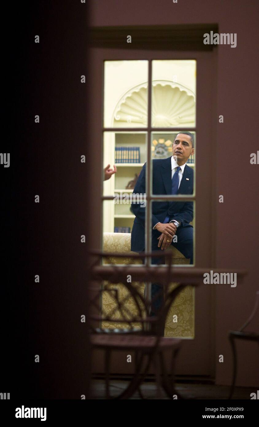 Foto di Oval Office come il presidente Obama parla con uno dei suoi aiuti di sicurezza nazionale ca. 5 novembre 2009 Foto Stock