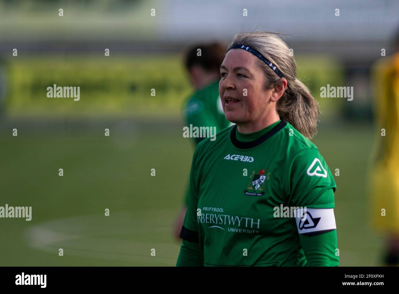 Il capitano di Aberystwyth Caroline Cooper in azione Aberystwyth Town contro Briton Traghetto Llansawel a Park Avenue nel Galles Premier Women's. Campionato il 7 Foto Stock