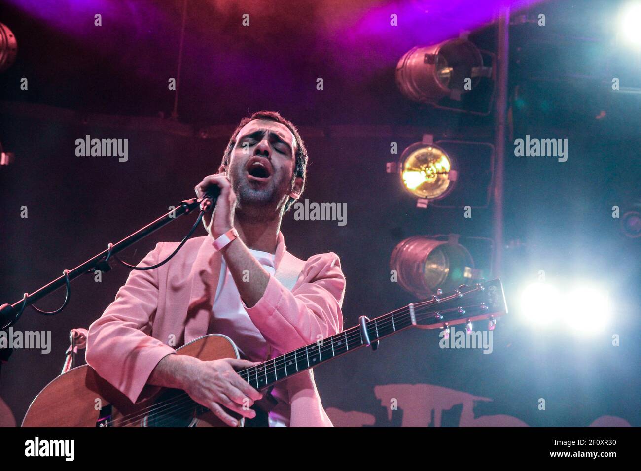 Livorno, Italia, 2015, Colapesce canta al Teatro Cage Foto Stock