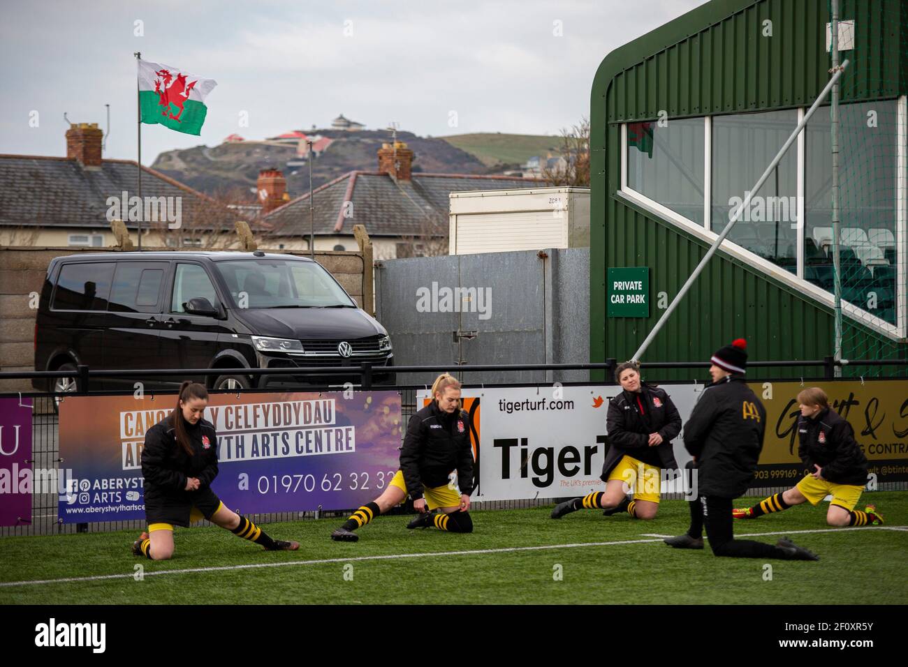 I giocatori si riscaldano sotto Constitution Hill, Aberystwyth, il 7 marzo 2021. Credito: Lewis Mitchell/YCPD Foto Stock