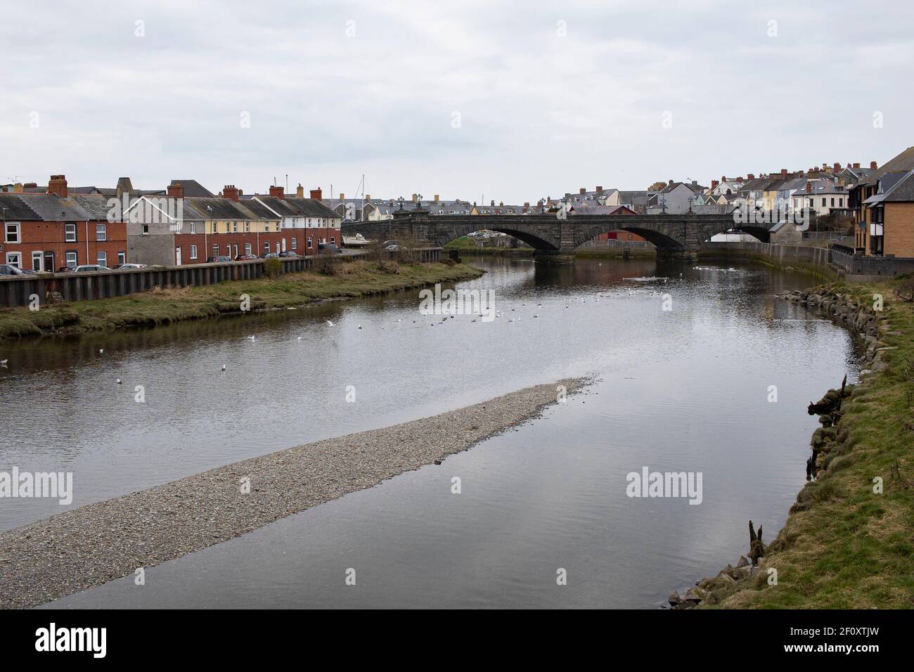 Una vista dell'Afon Rheidol che scorre attraverso Aberystwyth il 7 marzo 2021. Credito: Lewis Mitchell Foto Stock